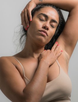 Frau in ruhiger Pose mit geschlossenen Augen
